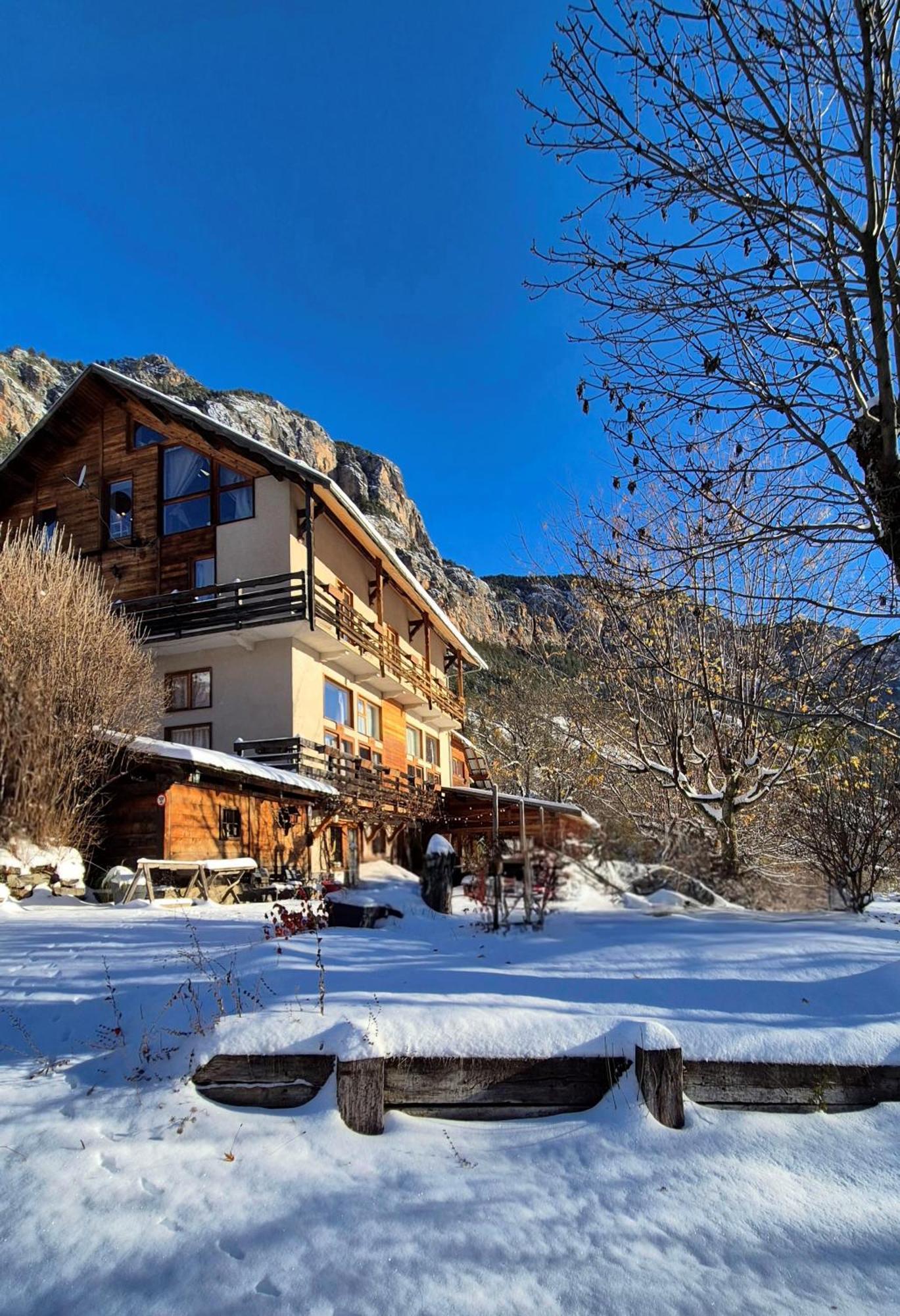 Hotel Restaurant Gites Les 5 Saisons 프레시니어스 외부 사진
