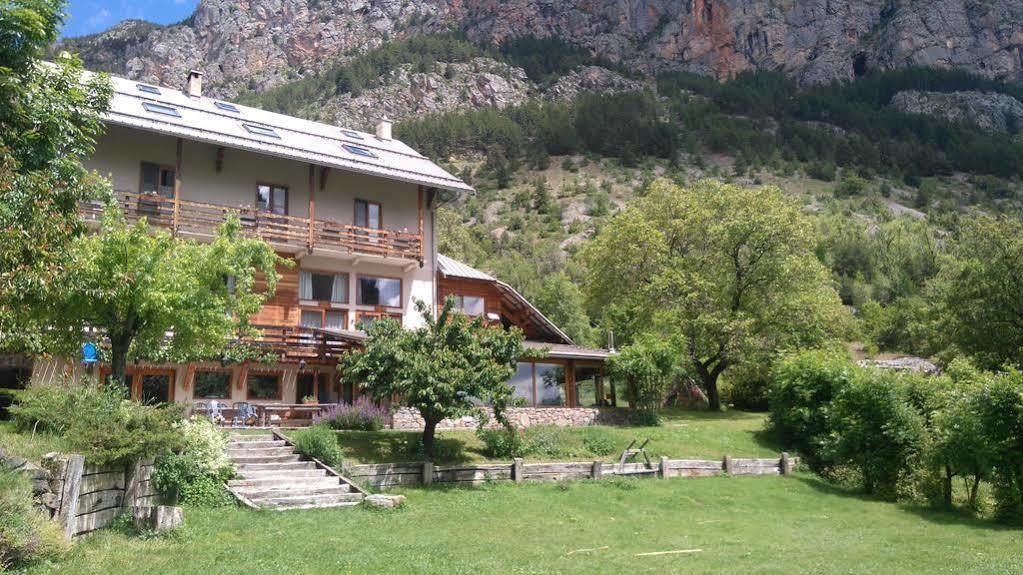 Hotel Restaurant Gites Les 5 Saisons 프레시니어스 외부 사진